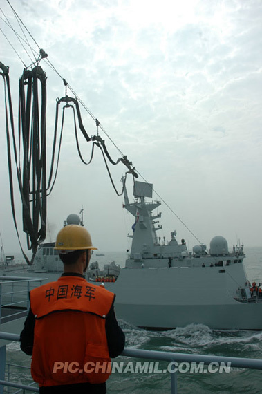 “巢湖”艦加入中國(guó)海軍第四批護(hù)航編隊(duì)