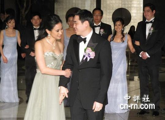 臺(tái)塑長(zhǎng)孫王泉仁新婚夫妻亮相（組圖）