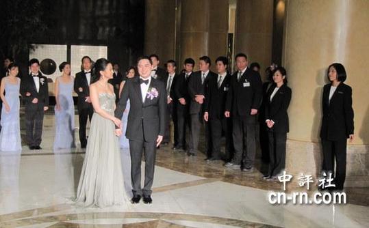臺(tái)塑長(zhǎng)孫王泉仁新婚夫妻亮相（組圖）
