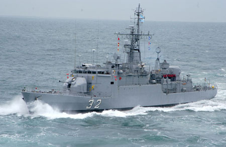 英國阿根廷軍艦在馬島水域?qū)χ?/> </font></p>

<p align=