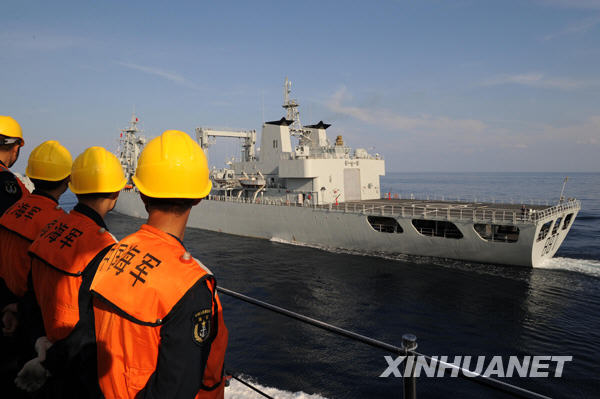 中國海軍第五批護航編隊進行首次海上補給