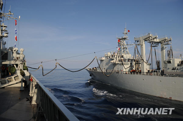 中國海軍第五批護航編隊進行首次海上補給