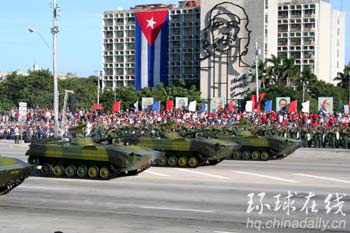 圖:古巴舉行盛大閱兵式紀念建軍50周年