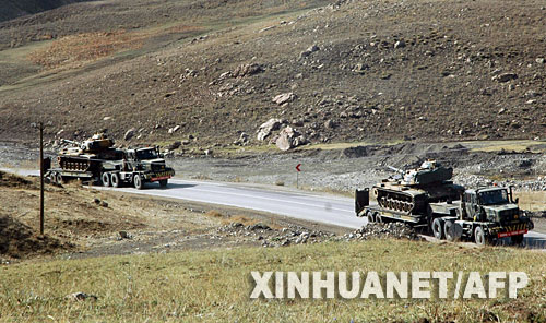 10月22日,在土耳其東南部與伊拉克相鄰的哈卡里省山區(qū),土耳其武裝部隊(duì)運(yùn)送坦克的車輛在公路上行進(jìn)。新華社/法新