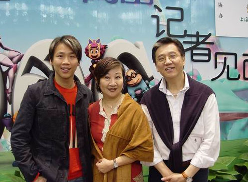 明星與媽媽溫馨相擁