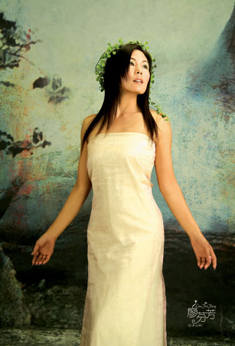 廖芬芳翻唱客家經(jīng)典山歌 弦樂(lè)演奏增色(組圖)