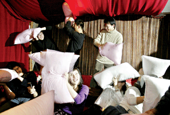 白領(lǐng)上演軟暴力枕頭大戰(zhàn)
