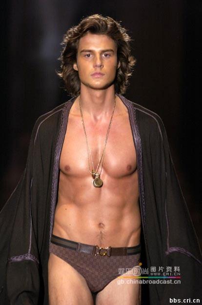 GUCCI 春季美男當(dāng)?shù)?/><br/>
 </td>
</tr>

<tr>
<td></td>
</tr>
</table>

<p> </p>

<p>編輯：富文佳　來(lái)源：Tom</p>

<div width=