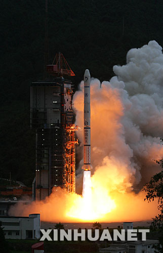 10月24日18時05分,搭載著我國首顆探月衛(wèi)星嫦娥一號的長征三號甲運載火箭在西昌衛(wèi)星發(fā)射中心三號塔架點火發(fā)射。