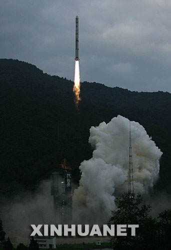 10月24日18時05分,搭載著我國首顆探月衛(wèi)星嫦娥一號的長征三號甲運載火箭在西昌衛(wèi)星發(fā)射中心三號塔架點火發(fā)射。