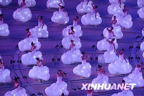 9月6日晚8點(diǎn)，北京2008年殘奧會(huì)開(kāi)幕式在國(guó)家體育場(chǎng)“鳥(niǎo)巢”舉行。這是開(kāi)幕式上的文藝表演。