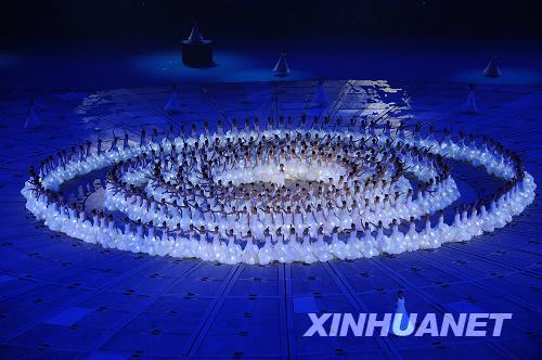  9月6日晚8點(diǎn)，北京2008年殘奧會開幕式在國家體育場“鳥巢”舉行。這是開幕式上的文藝表演。