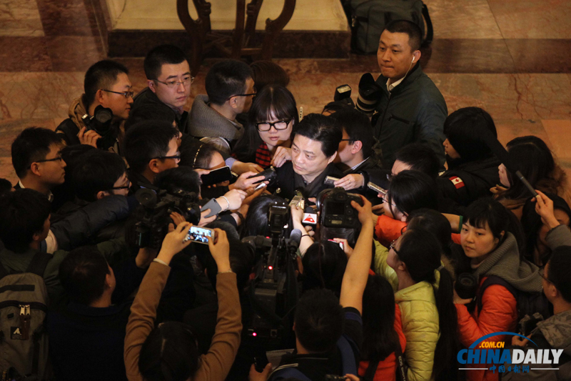 全國政協(xié)委員遭遇媒體記者圍堵采訪