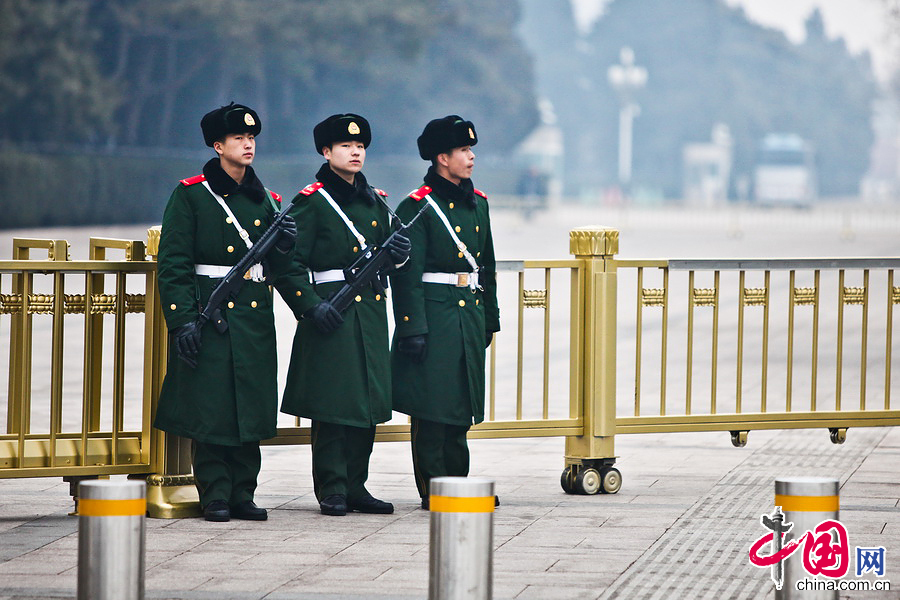 天安門廣場安保全面升級 武警荷槍實(shí)彈保兩會(huì)