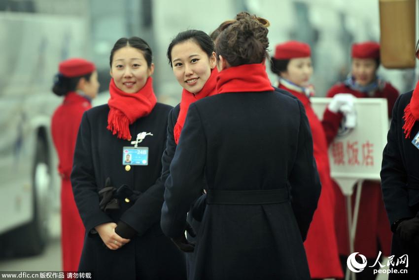 禮儀小姐著裝統(tǒng)一笑容甜美