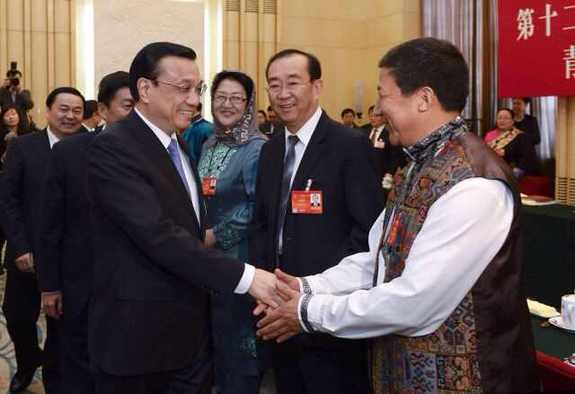 李克強(qiáng)為青海代表戴上哈達(dá)，問候玉樹災(zāi)區(qū)人民