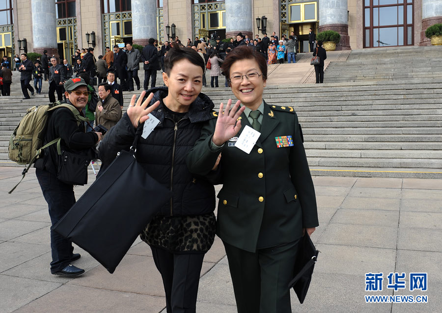 政協(xié)委員揮手話別：明年兩會(huì)再相見