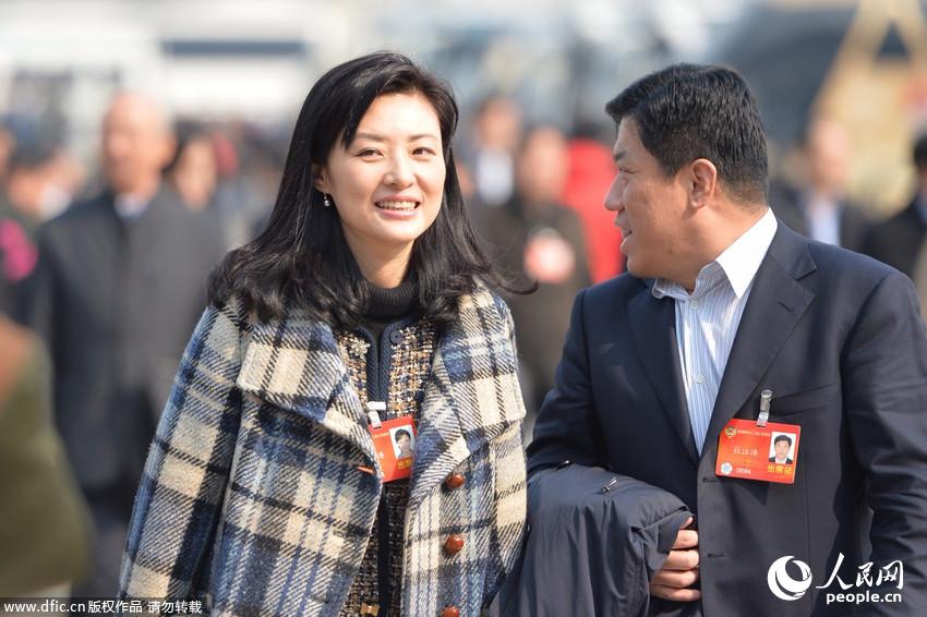 盤點(diǎn)兩會(huì)上的央視女主播：周濤笑容很迷人