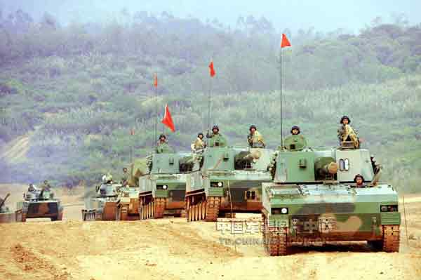 組圖：南京軍區(qū)某裝甲團鐵騎轟鳴練兵忙