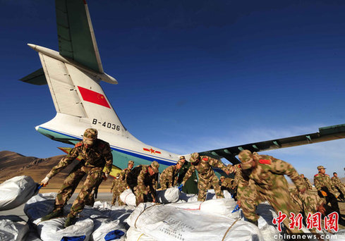 空軍緊急調(diào)派大型運(yùn)輸機(jī)增運(yùn)帳篷[圖]