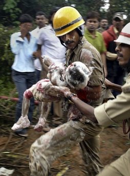 印航客機(jī)滑出跑道墜入山谷爆炸 159人死亡7人生還