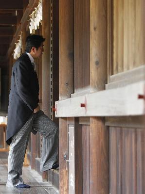 日本舉行二戰(zhàn)結(jié)束65周年追悼?jī)x式 40余名議員自行“拜鬼”