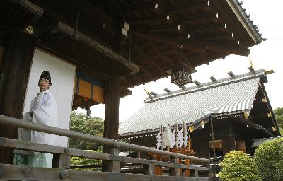 日本舉行二戰(zhàn)結(jié)束65周年追悼?jī)x式 40余名議員自行“拜鬼”