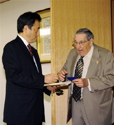 日本外相向二戰(zhàn)時(shí)期美軍幸存戰(zhàn)俘及家屬道歉(圖)