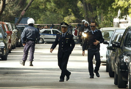 雅典連連接到炸彈包裹 議會外和多國使館發(fā)生爆炸