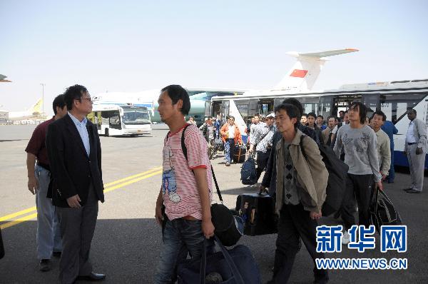 中國空軍4架運輸機接運我在利人員返回祖國