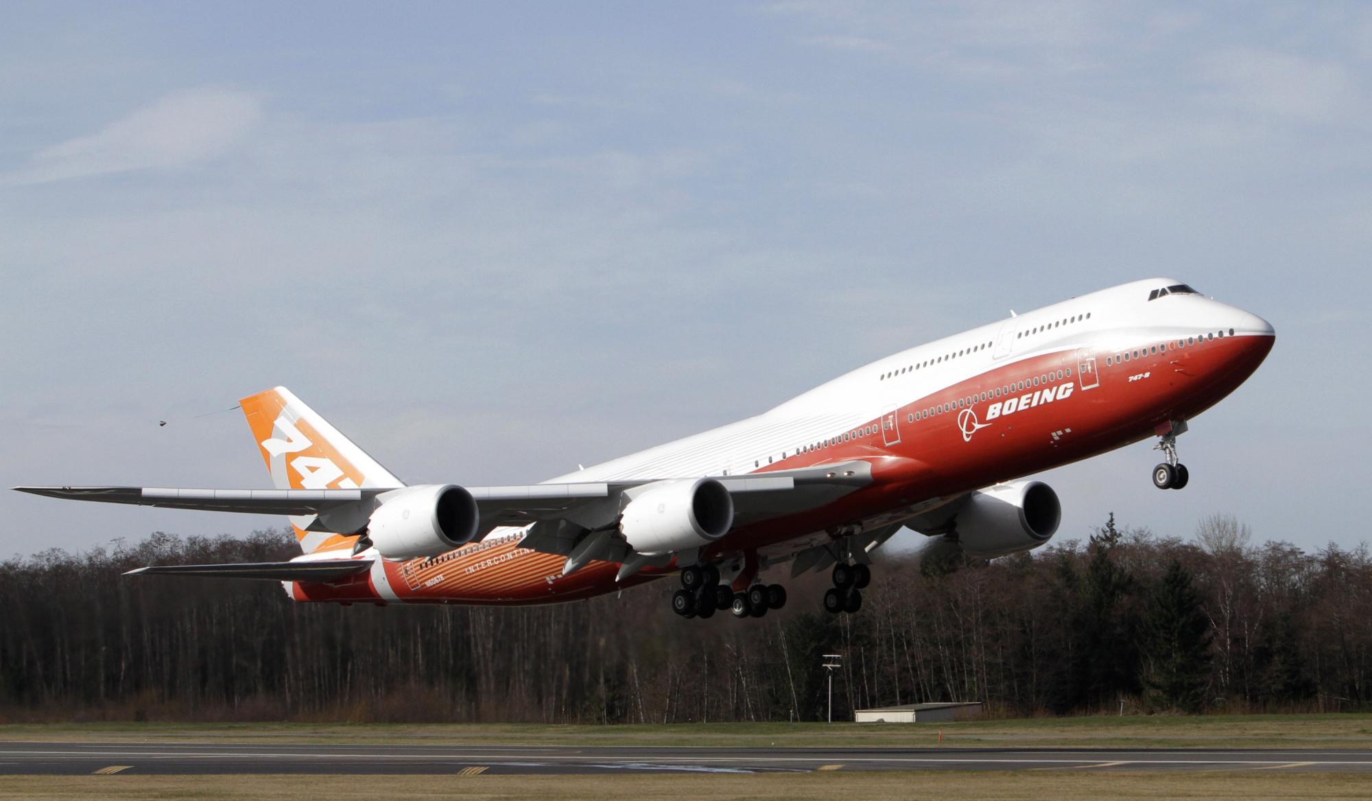 波音747-8型洲際客機完成首次試航