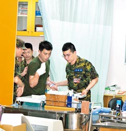 除草觸到未爆榴彈 臺(tái)軍一士兵被炸傷