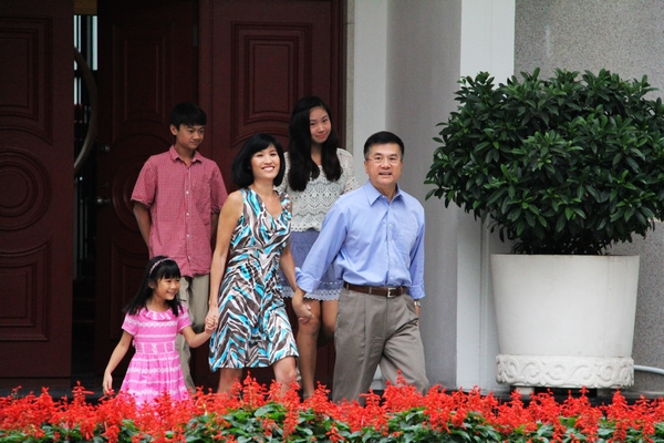 駱家輝攜家人首次亮相:我代表的是美國價(jià)值觀