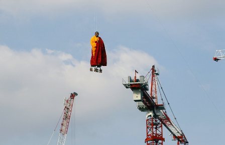 中國藝術(shù)家巴黎變身得道高僧 腳踩紅煙上演“懸空”秀