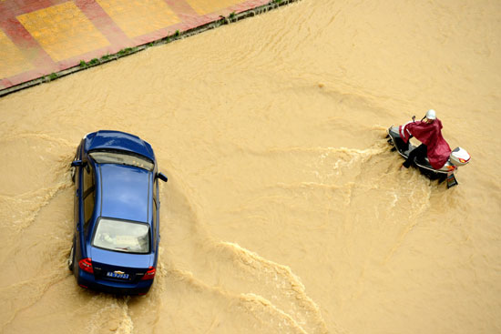 罕見暴雨突襲福建福清三小時 城區(qū)被淹成澤國