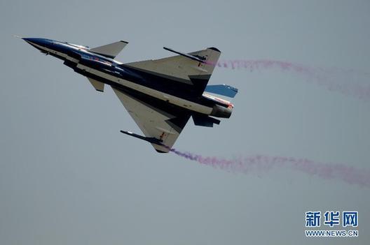 空軍八一飛行表演隊和跳傘隊聯(lián)袂獻(xiàn)藝
