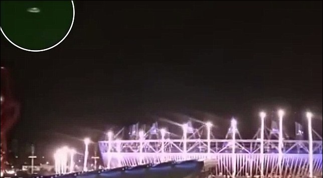外星人也愛(ài)搶鏡頭? 倫敦奧運(yùn)開(kāi)幕式現(xiàn)場(chǎng)驚現(xiàn)不明飛行物