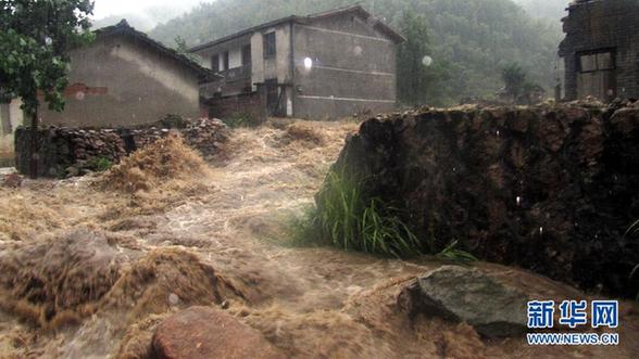 臺(tái)風(fēng)暴雨逼停京哈線70趟列車 沖鋒舟進(jìn)車站