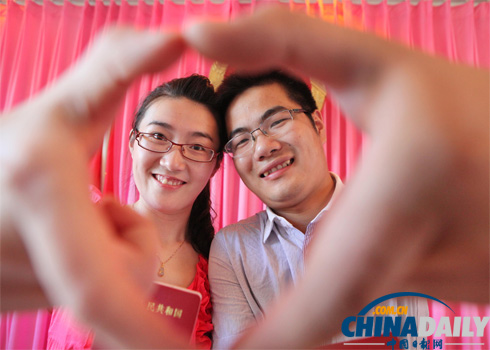 浪漫七夕 新人扎堆領(lǐng)結(jié)婚證拍婚紗照