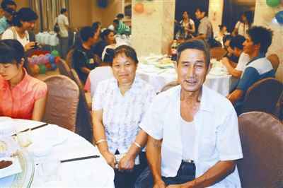 大學(xué)生打工掙錢助200農(nóng)民工家庭七夕團(tuán)聚 僅28對夫妻參加