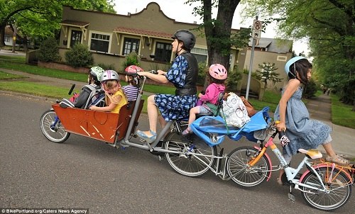 美國(guó)媽媽巧改自行車 同時(shí)送6個(gè)子女上學(xué)(圖)