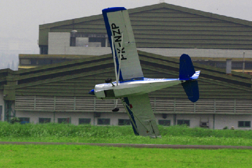 一小型訓(xùn)練機在印尼萬隆航空展墜毀 機上兩人死亡