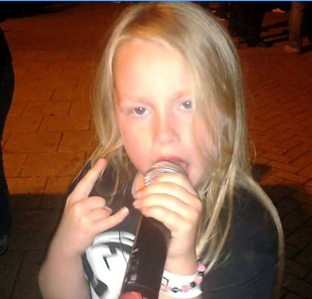 英國6歲女童酷愛打碟混音有天賦 成世界最年輕電臺(tái)DJ