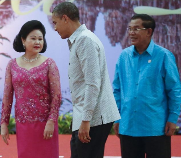 對奧巴馬不敬？美媒稱柬埔寨首相夫人行禮“留一手”