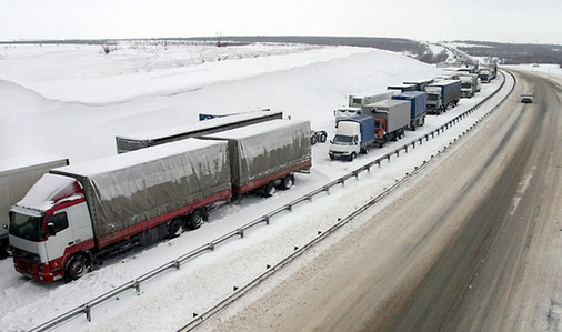 俄高速公路排200公里長龍 濃霧積雪導(dǎo)致大堵車