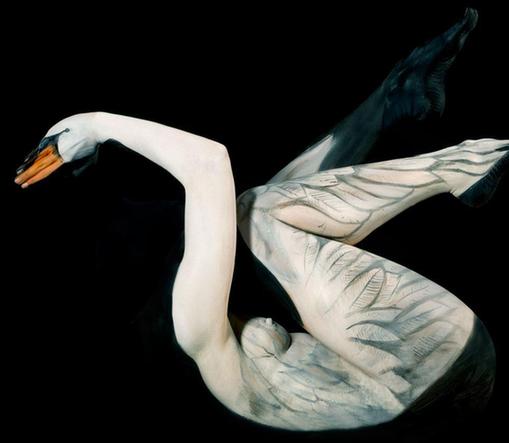 枯樹、沙漠、天鵝：德國女藝術家創(chuàng)作精美人體藝術