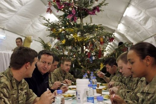 火雞、美食、桌球賽 卡梅倫突訪英駐阿基地與士兵共迎圣誕節(jié)