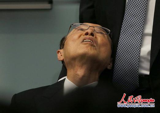 日本新任內(nèi)閣官房副長官在首相就任記者會上突然暈倒