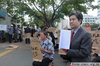 三亞農(nóng)民土地被強占22年 法學教授跪地請愿