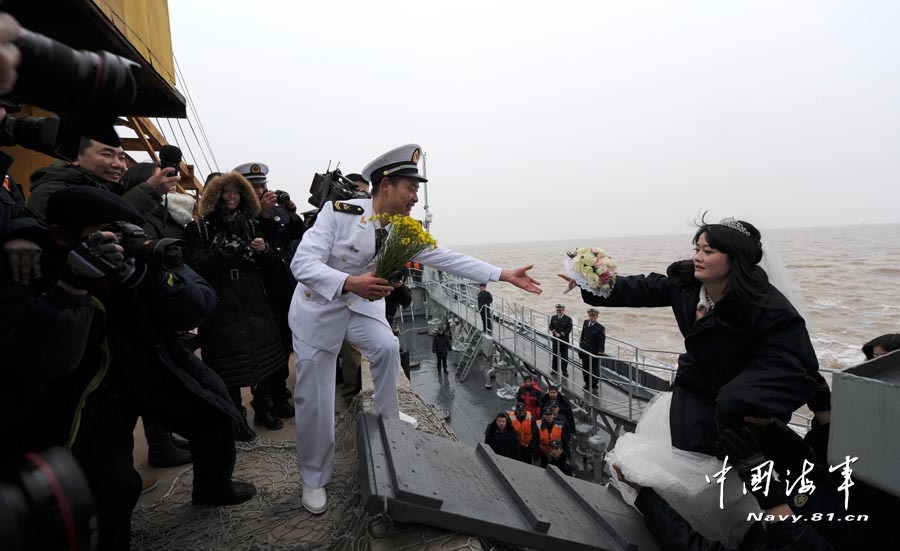 高清：美麗新娘登上海軍海島哨所完婚